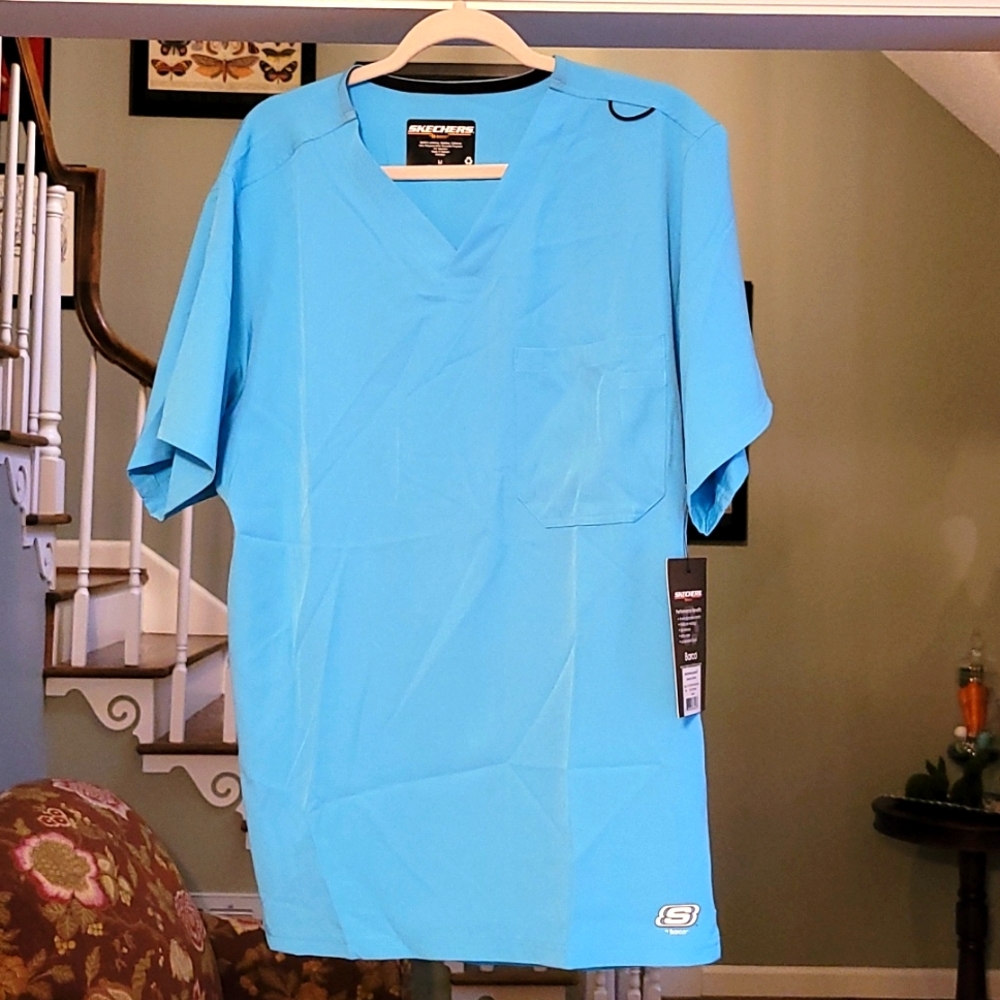 Mens Skechers scrub top. New with tags. Size Med.